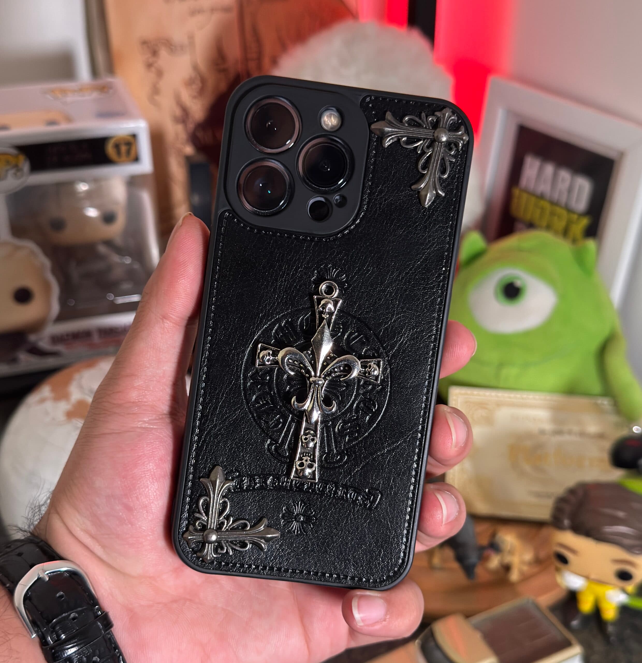 قاب آیفون چرمی chrome hearts طرح صلیب بزرگ — تصویر ۲