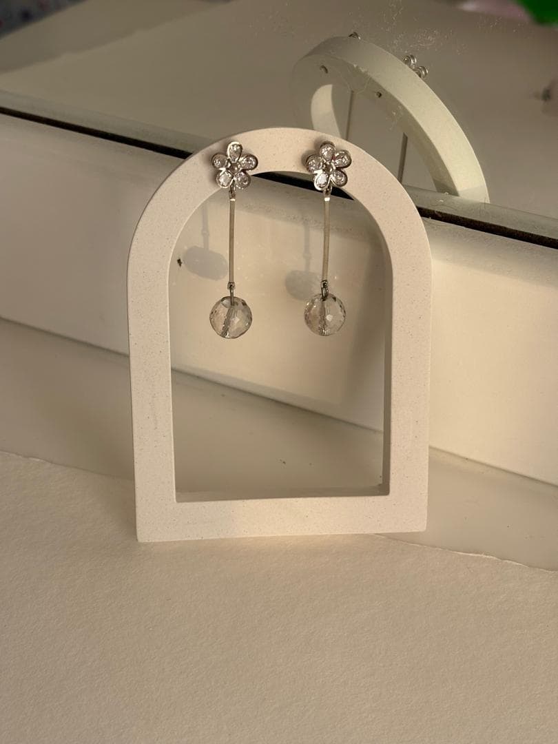 گوشواره مدل گل با آویز گوی رنگ ثابت استیل — تصویر ۳
