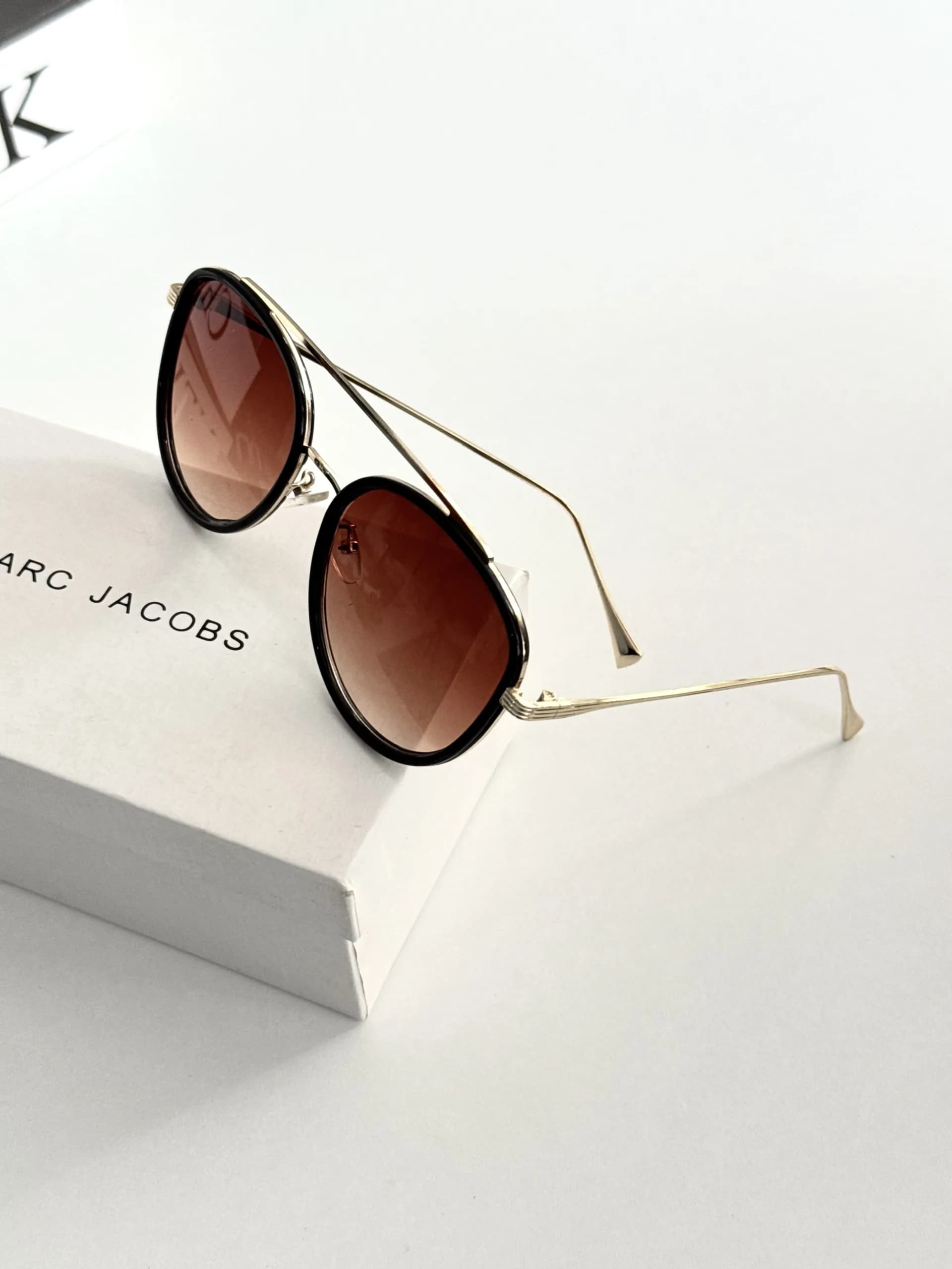 عینک آفتابی زنانه برند Gucci فریم فلزی یووی 400 — تصویر ۱۲