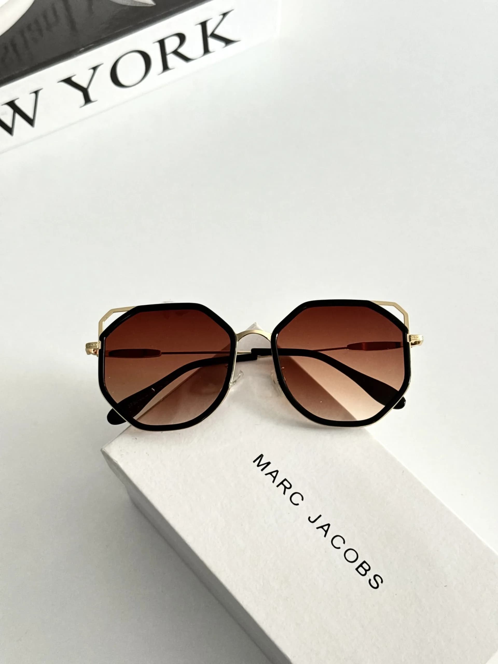 عینک آفتابی زنانه برند Gucci فریم فلزی یووی 400 — تصویر ۹
