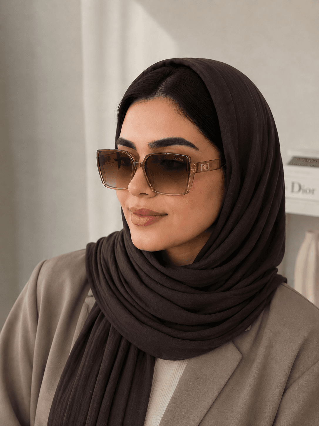 عینک آفتابی زنانه برند SKADA فریم کائوچو قهوه ای شفاف یووی 400 — تصویر ۵