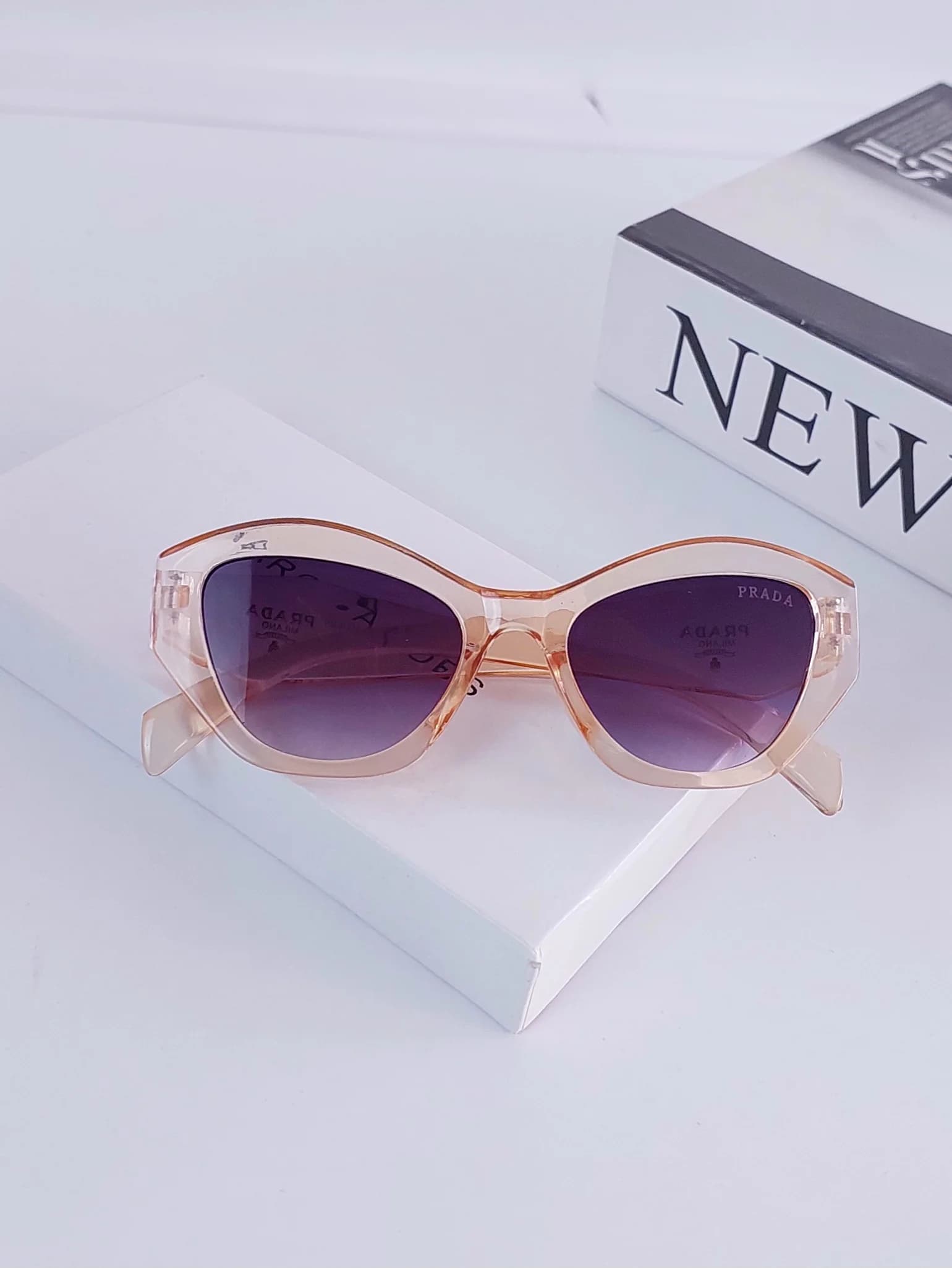 عینک آفتابی زنانه برند Prada فریم کائوچو قهوه ای شفاف یووی 400 — تصویر ۲