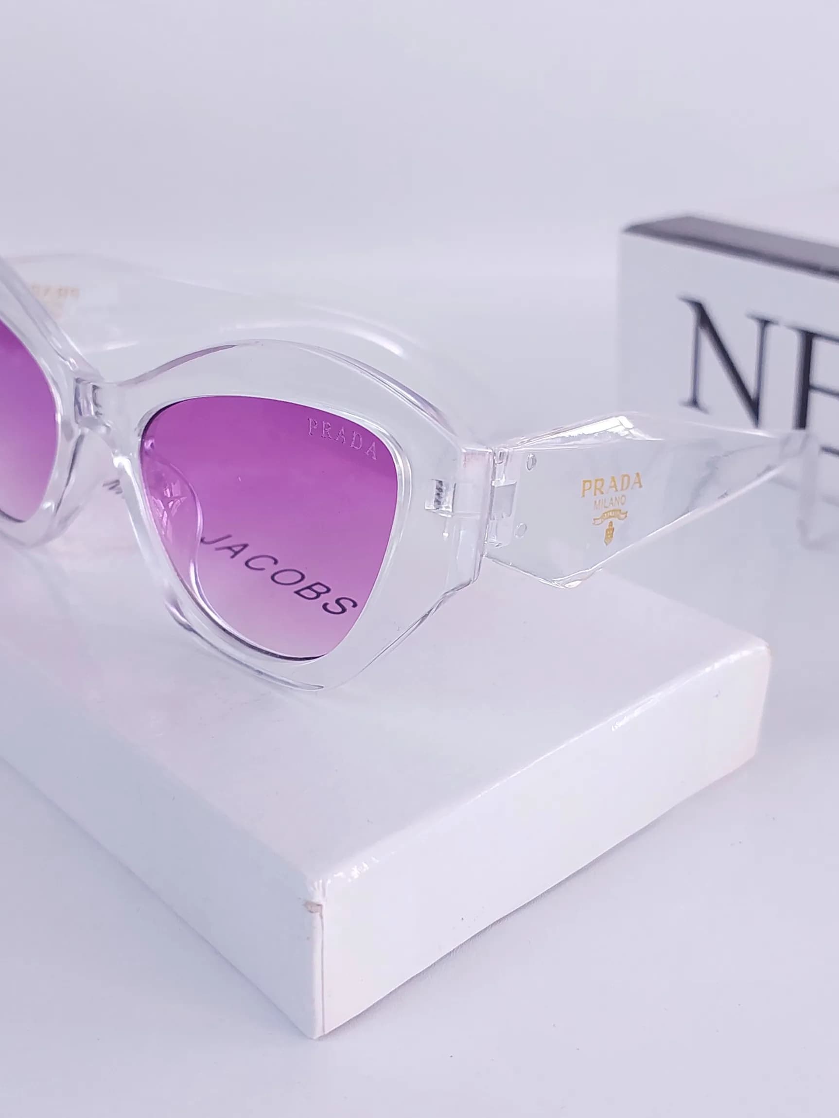 عینک آفتابی زنانه برند Prada فریم کائوچو بی رنگ یووی 400 — تصویر ۳