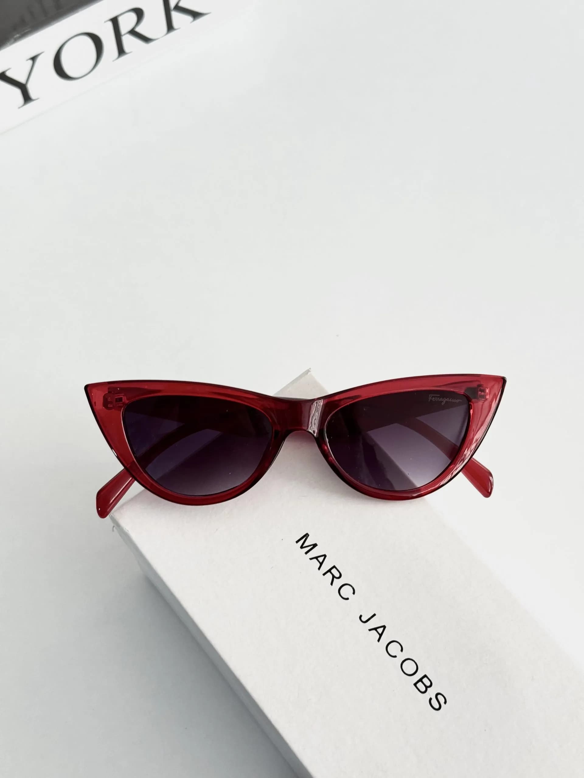 عینک آفتابی زنانه برند Ferragamo فریم کائوچو یووی 400 — تصویر ۲
