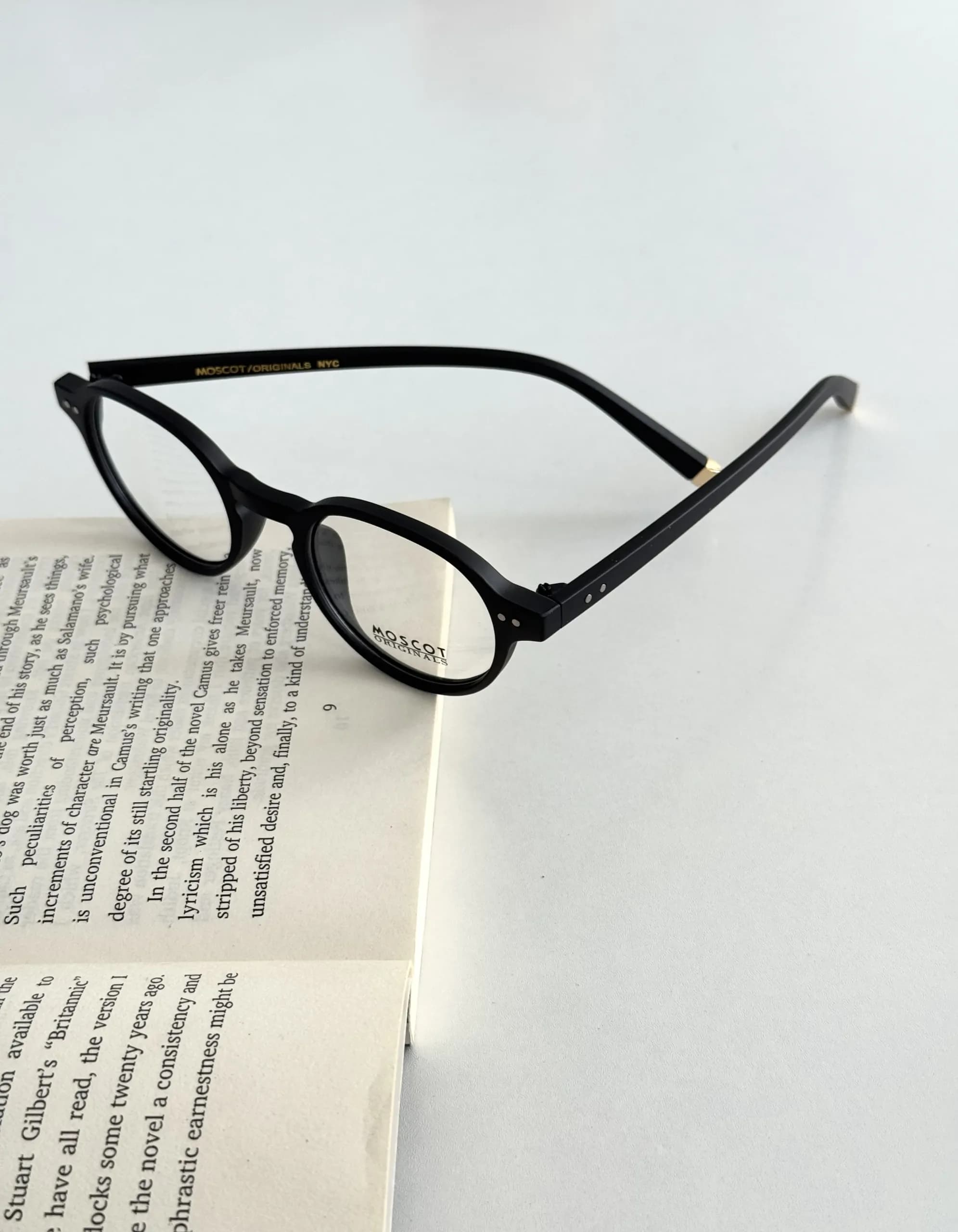 عینک طبی پینترستی فریم کائوچو مشکی برند moscot — تصویر ۲