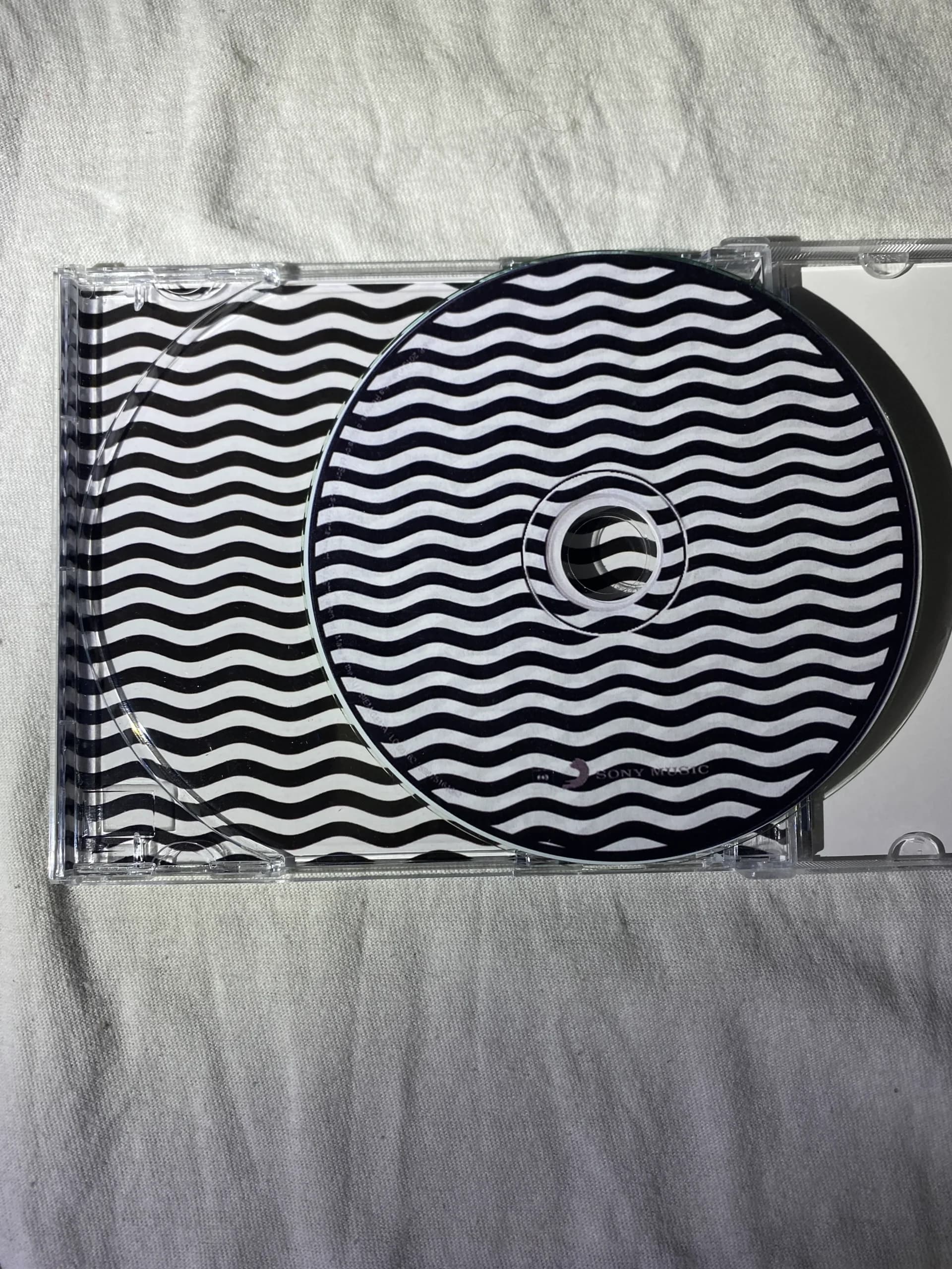 البوم wiped out از the neighbourhood — تصویر ۲