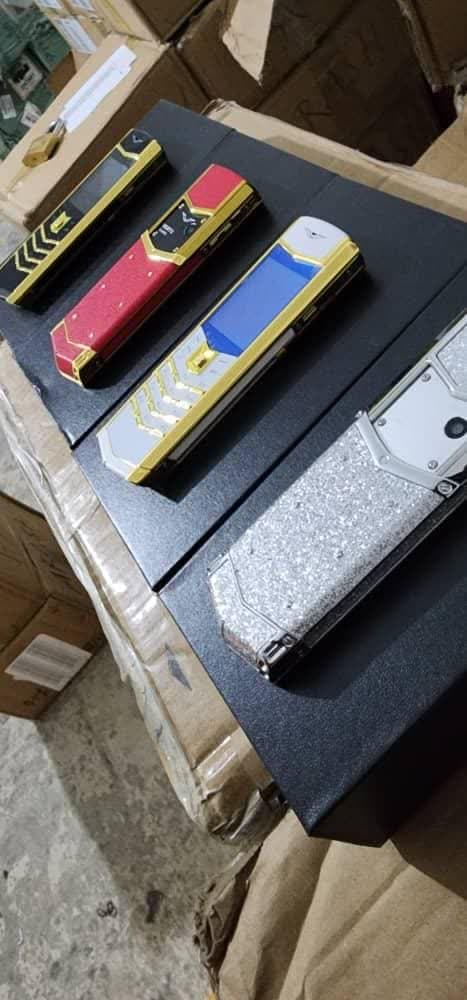 گوشی موبایل لاکچری طرح سیگنیچر ورتو VERTU V10 — تصویر ۵