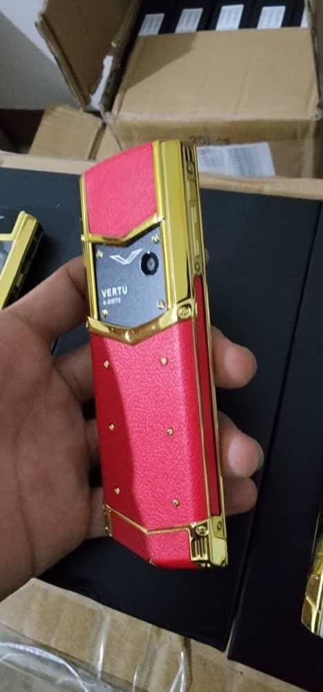 گوشی موبایل لاکچری طرح سیگنیچر ورتو VERTU V10 — تصویر ۸