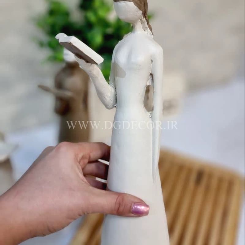 مجسمه دکوراتیو دختر کتاب خوان در دو سایز — تصویر ۳