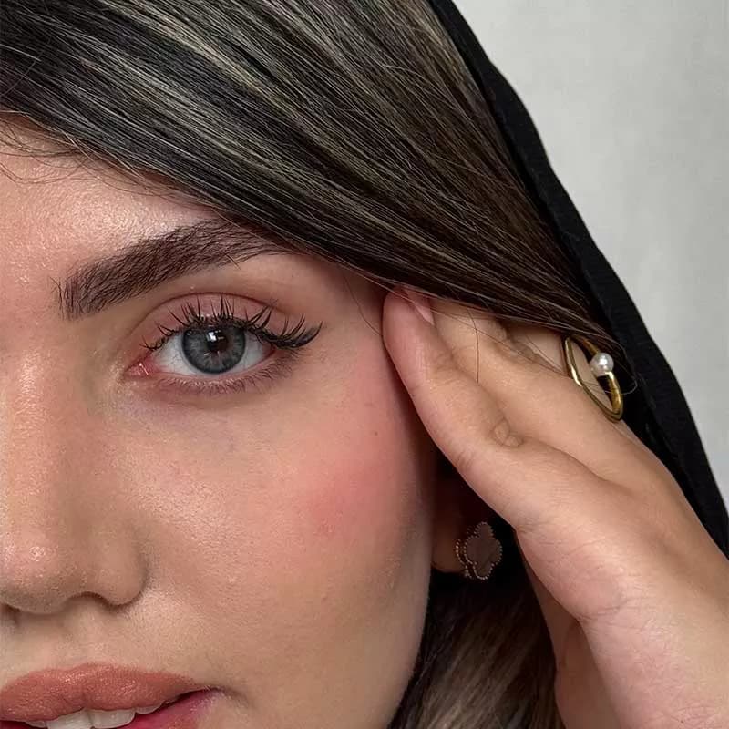 لنز رنگی برند رز – مدل آلیس بلو (آبی دور دار با هاله های محو میکس آبی و عسلی) — تصویر ۲