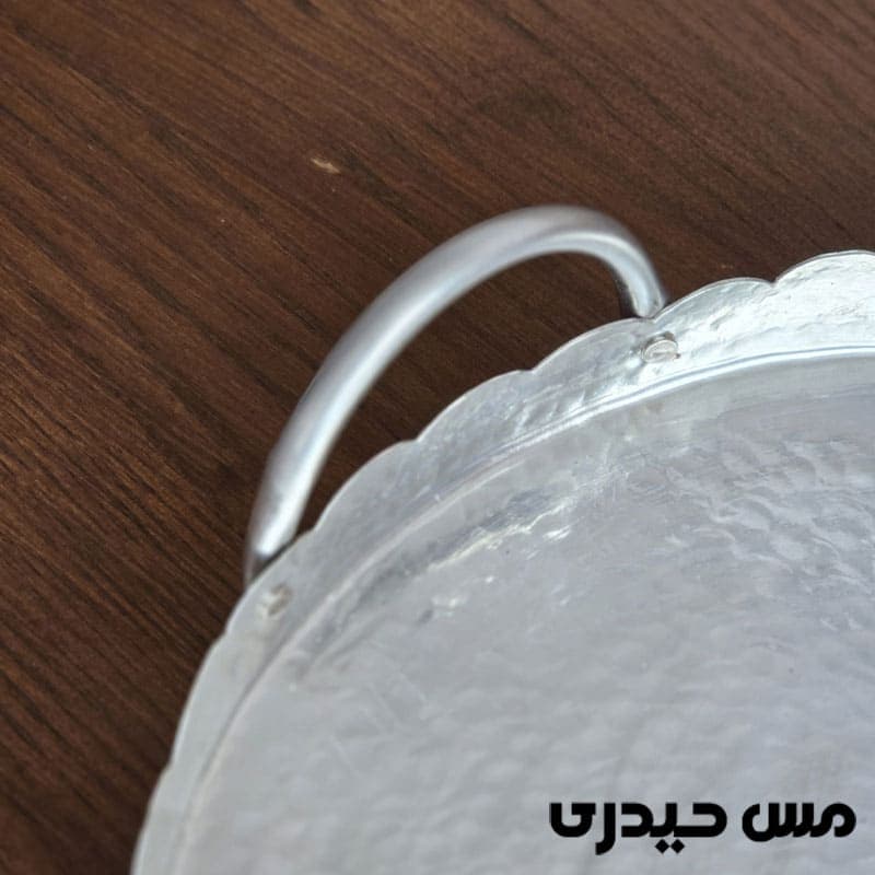 سینی مس سفید قلع شده گرد دسته و پایه دار دست ساز طرح ترمه ( تمام دست ساز) — تصویر ۳