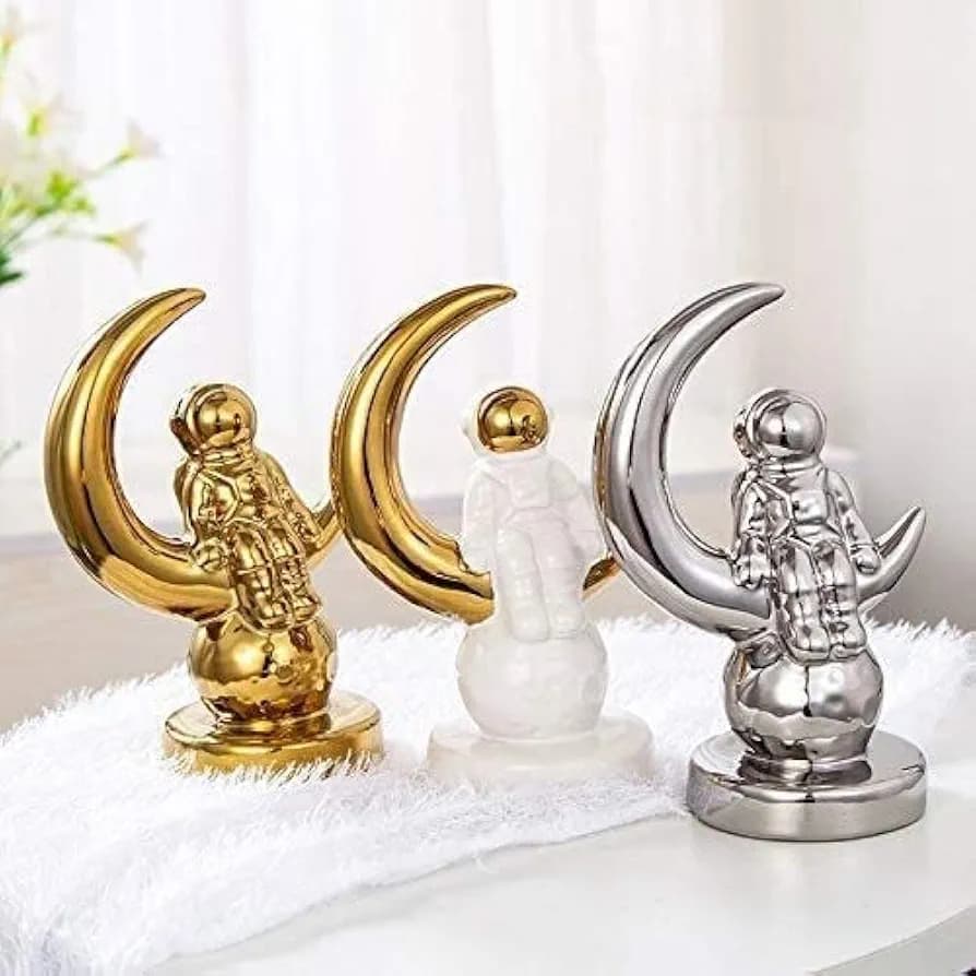 اکسسوری دکوری فضانورد نقره‌ای نشسته روی ماه