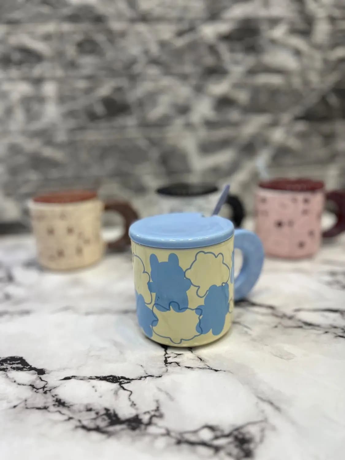 ماگ سرامیکی درب‌دار و قاشق‌دار – طرح خرسی فانتزی 🐻 — تصویر ۲