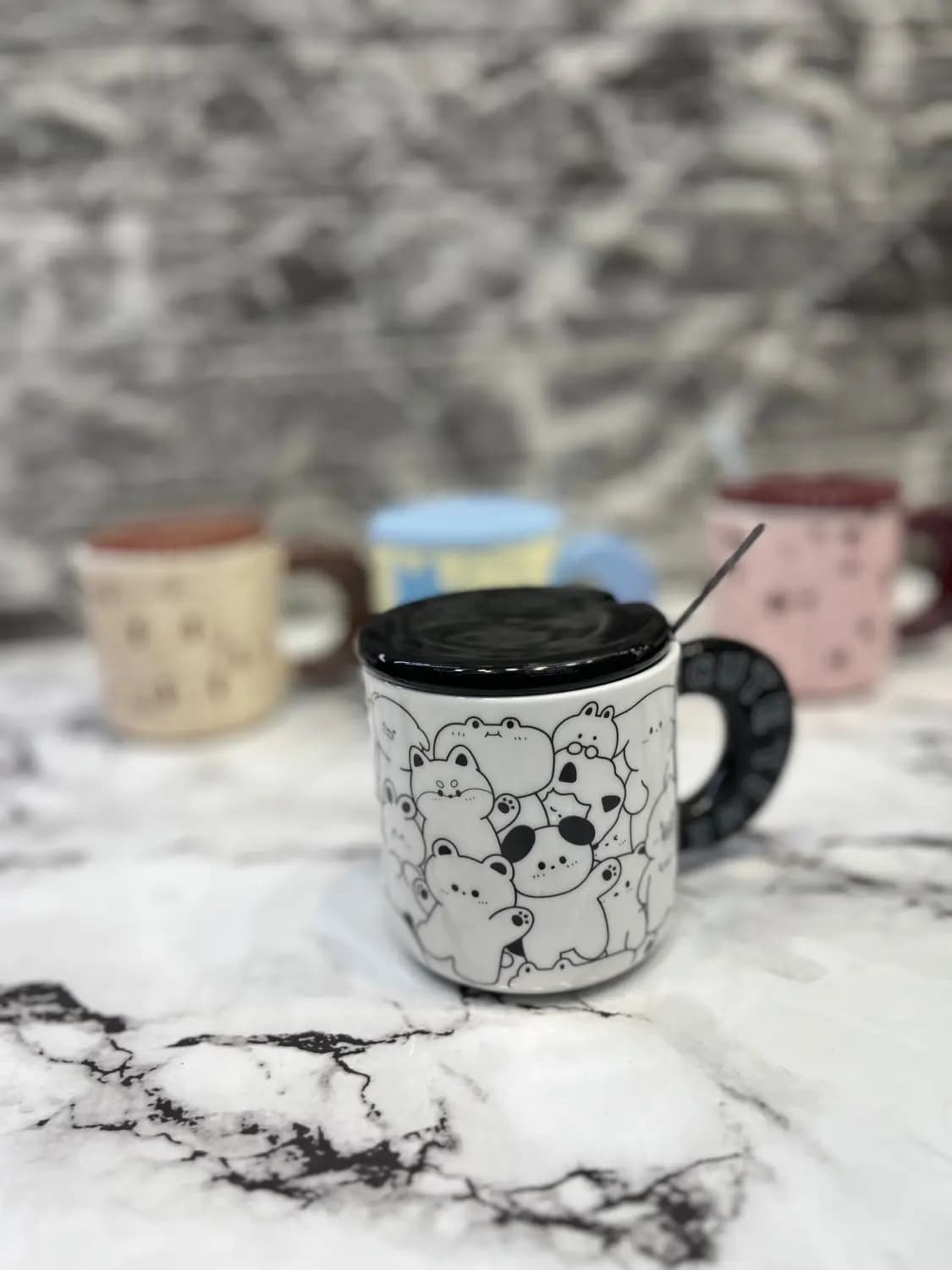 ماگ سرامیکی درب‌دار و قاشق‌دار – طرح خرسی فانتزی 🐻
