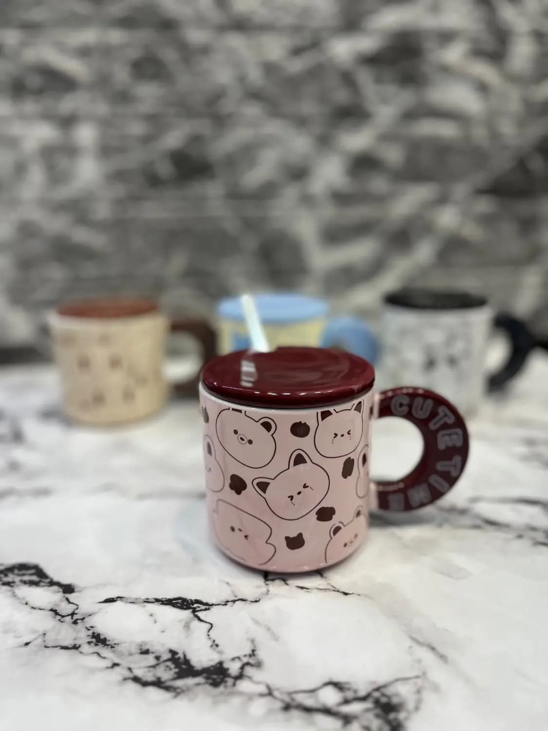 ماگ سرامیکی درب‌دار و قاشق‌دار – طرح خرسی فانتزی 🐻 — تصویر ۳