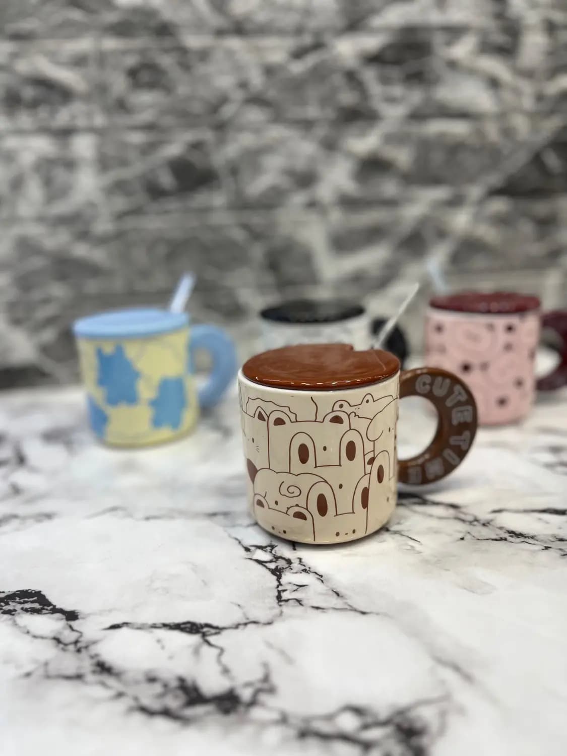 ماگ سرامیکی درب‌دار و قاشق‌دار – طرح خرسی فانتزی 🐻 — تصویر ۴