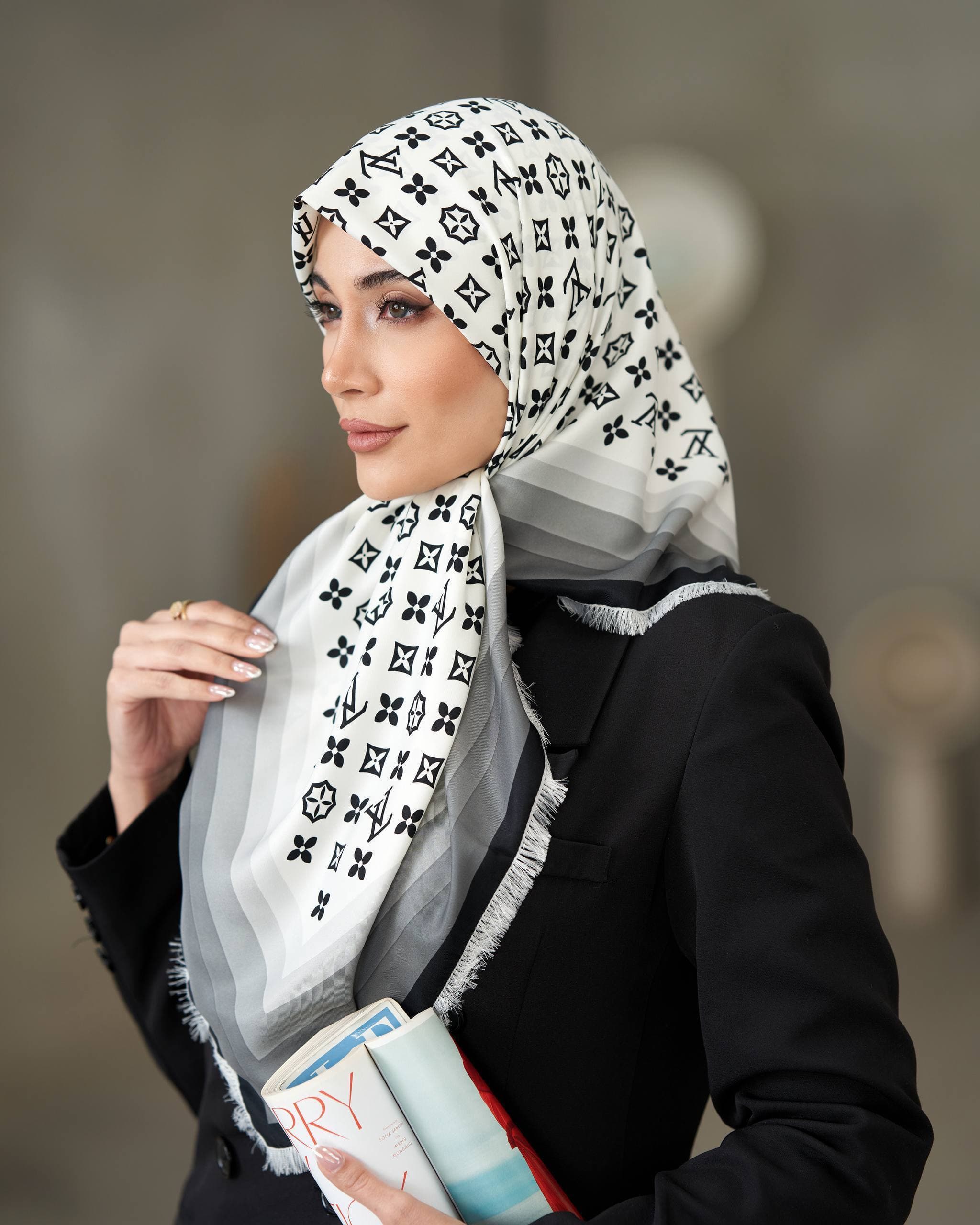 روسری ابریشم توییل ریشه سوزنی ال وی — تصویر ۵