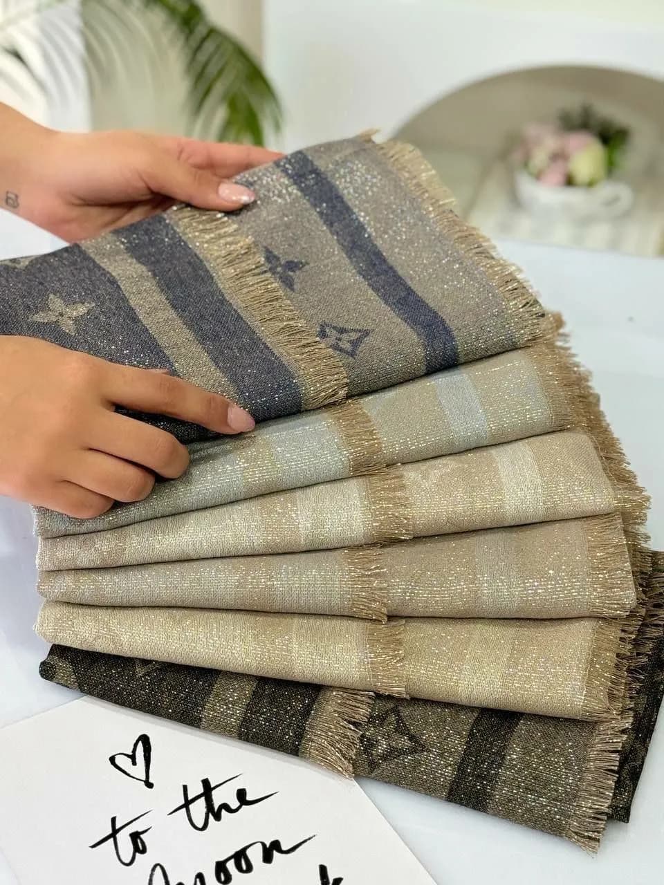 شال لمه دار مارک LV — تصویر ۴