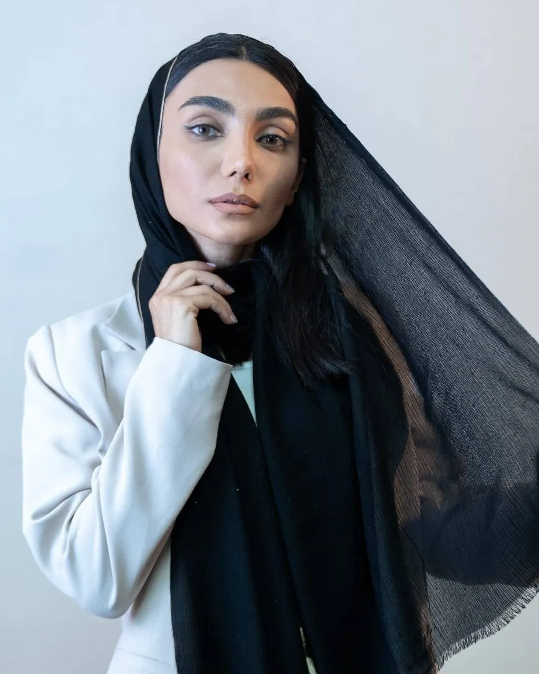 شال نگین‌دار دور طلایی