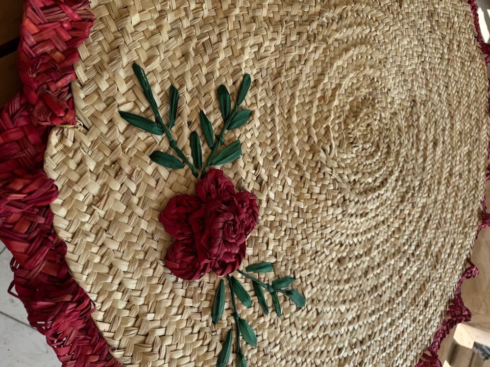 سفره حصیری گرد تزیینی با حاشیه قرمز؛ رومیزی دستبافت طرح رز — تصویر ۳
