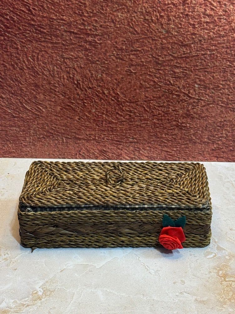 جای قاشق چنگال حصیری درب دار قهوه‌ای | جعبه حصیری بافت دست با گل تزئینی — تصویر ۴