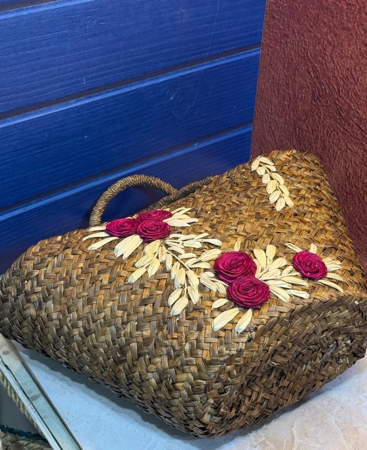زنبیل حصیری قهوهای گلدار(رز و ساقه هایش) | سبد خرید روزانه با دسته فنری و کیفیت ممتاز — تصویر ۴