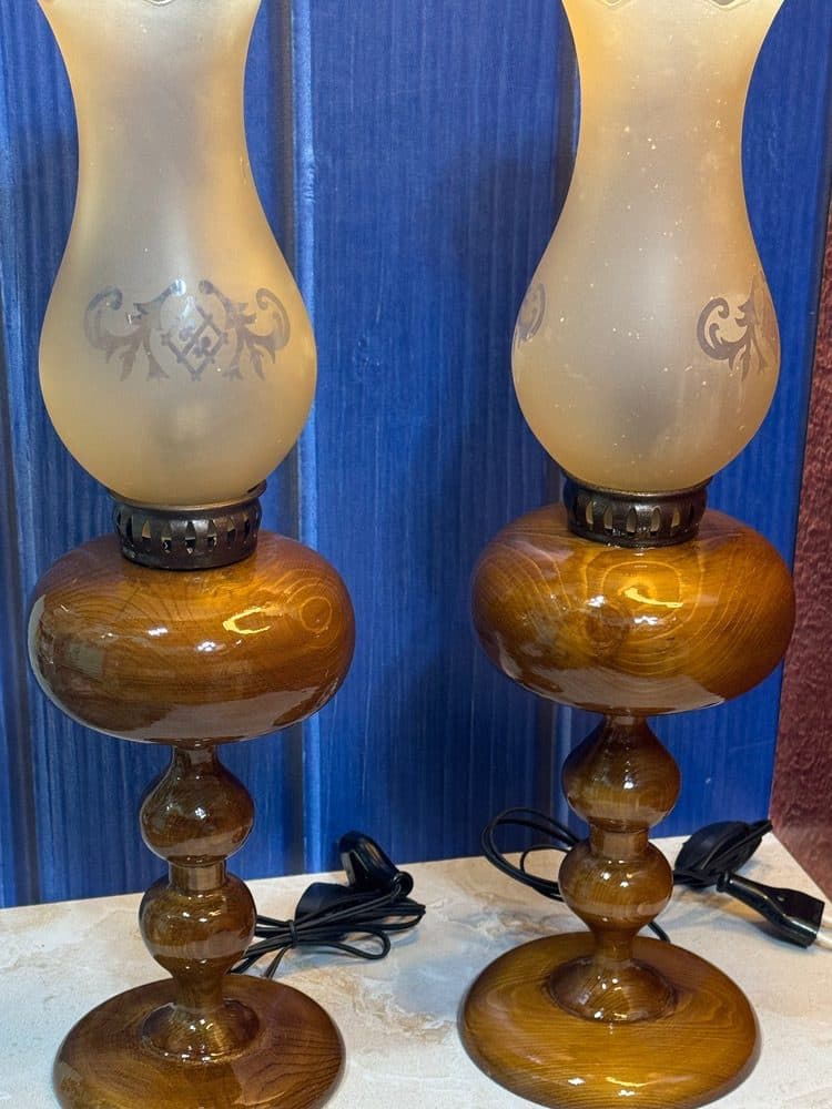 ست دو عددی آباژور کلاسیک پایه چوبی با شیشه طرح‌دار | چراغ خواب مدل آنتیک — تصویر ۲