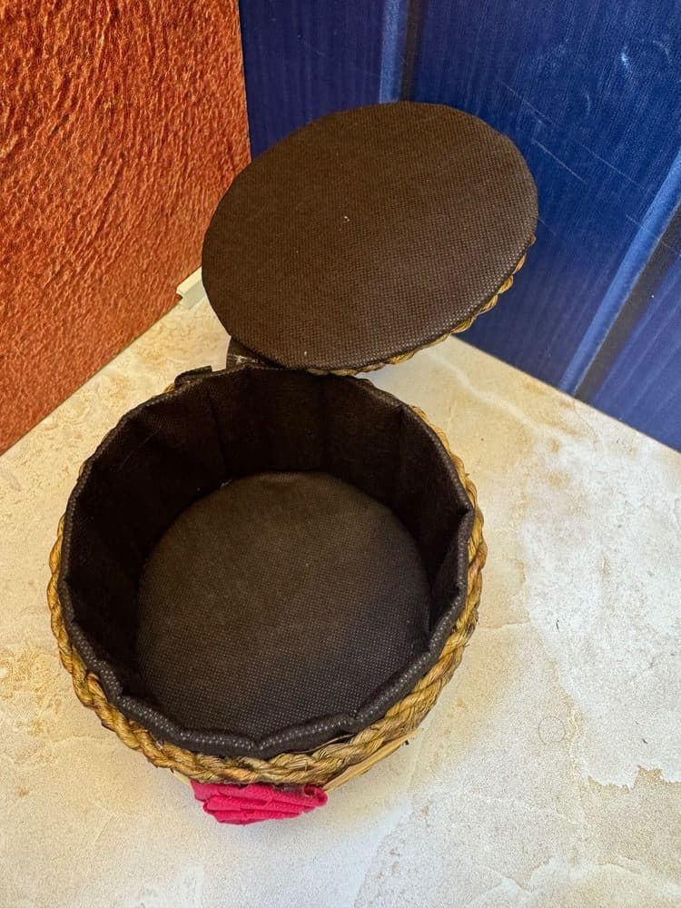 نظم‌دهنده حصیری درب‌دار مدل گل رز قرمز (دست‌باف) — تصویر ۳