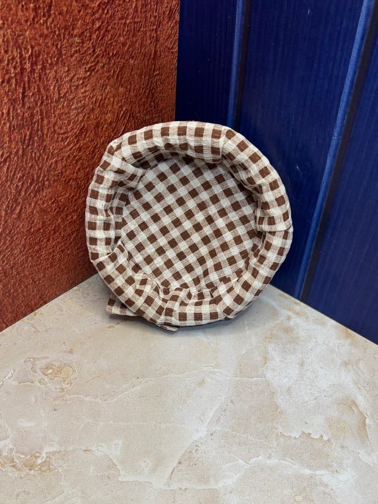 سبد نان حصیری با آستر پارچه‌ای چهارخانه (طرح روستیک) — تصویر ۲