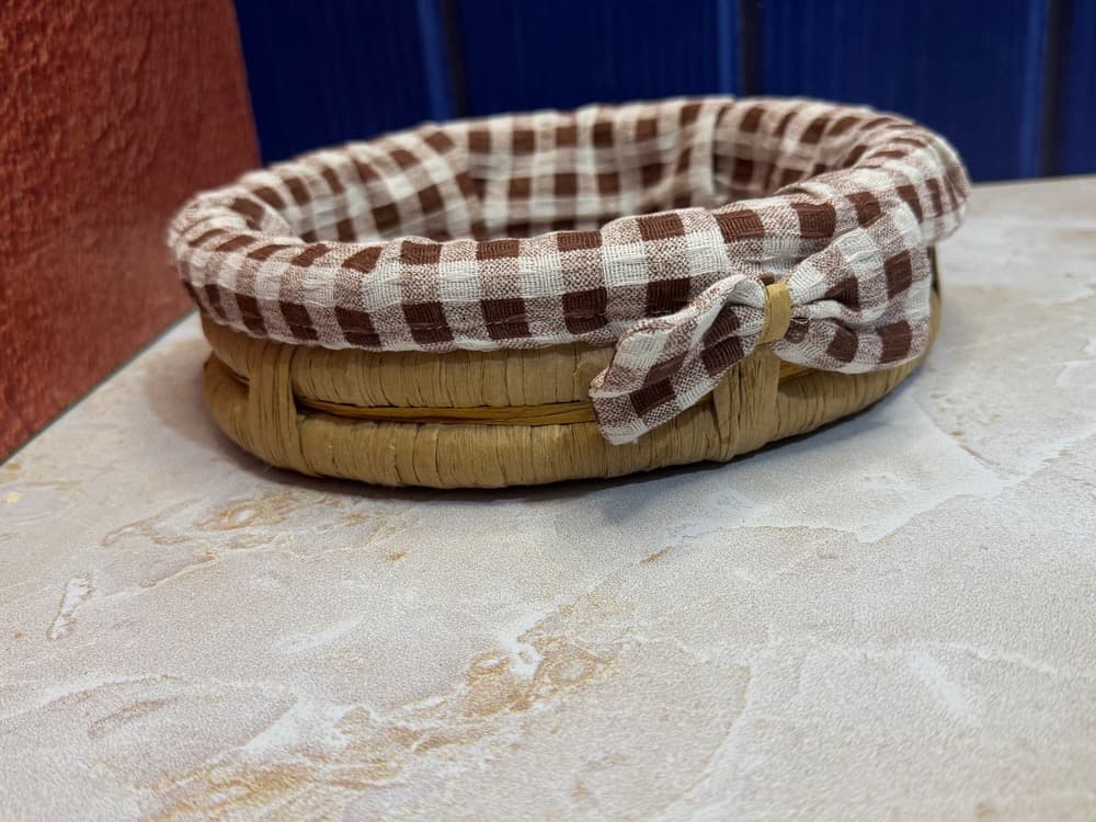 سبد نان حصیری با آستر پارچه‌ای چهارخانه (طرح روستیک) — تصویر ۳