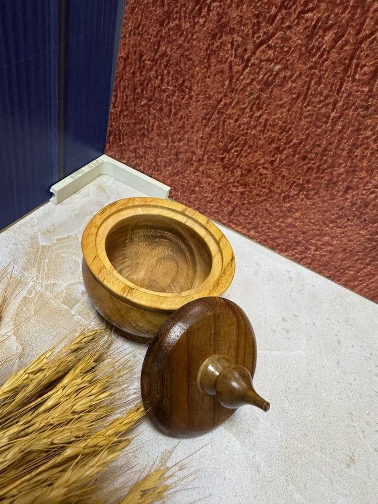 قندان چوبی خراطی دو رنگ درب‌ طرح قبه — تصویر ۳