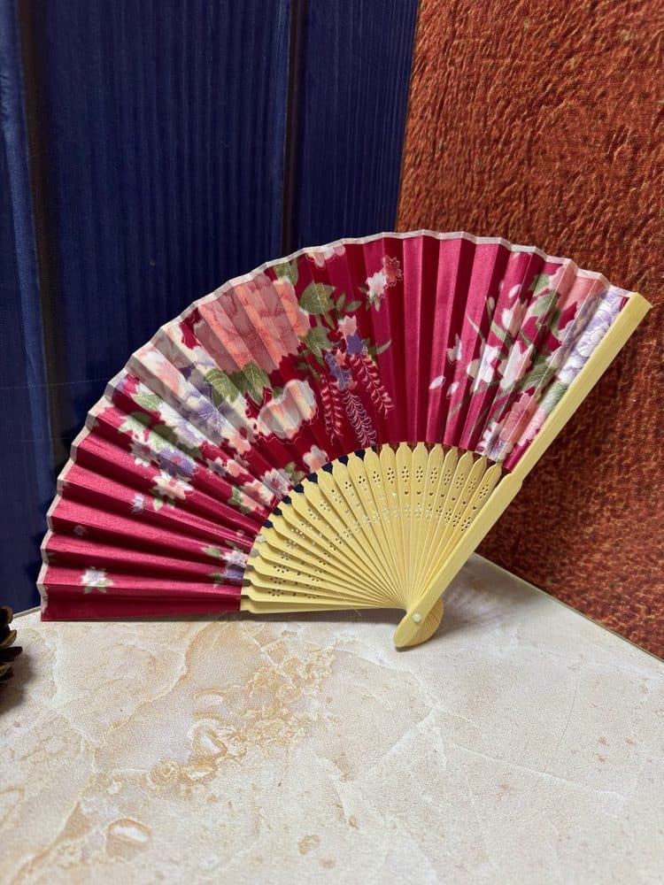 بادبزن دسته چوبی تاشو جیگری با گل های قرمز و آبی و سفید — تصویر ۲