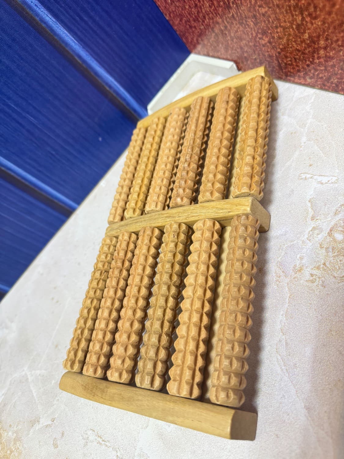 ماساژور چوبی کف پا دو طرفه ۱۲ غلتکه آج‌دار — تصویر ۳