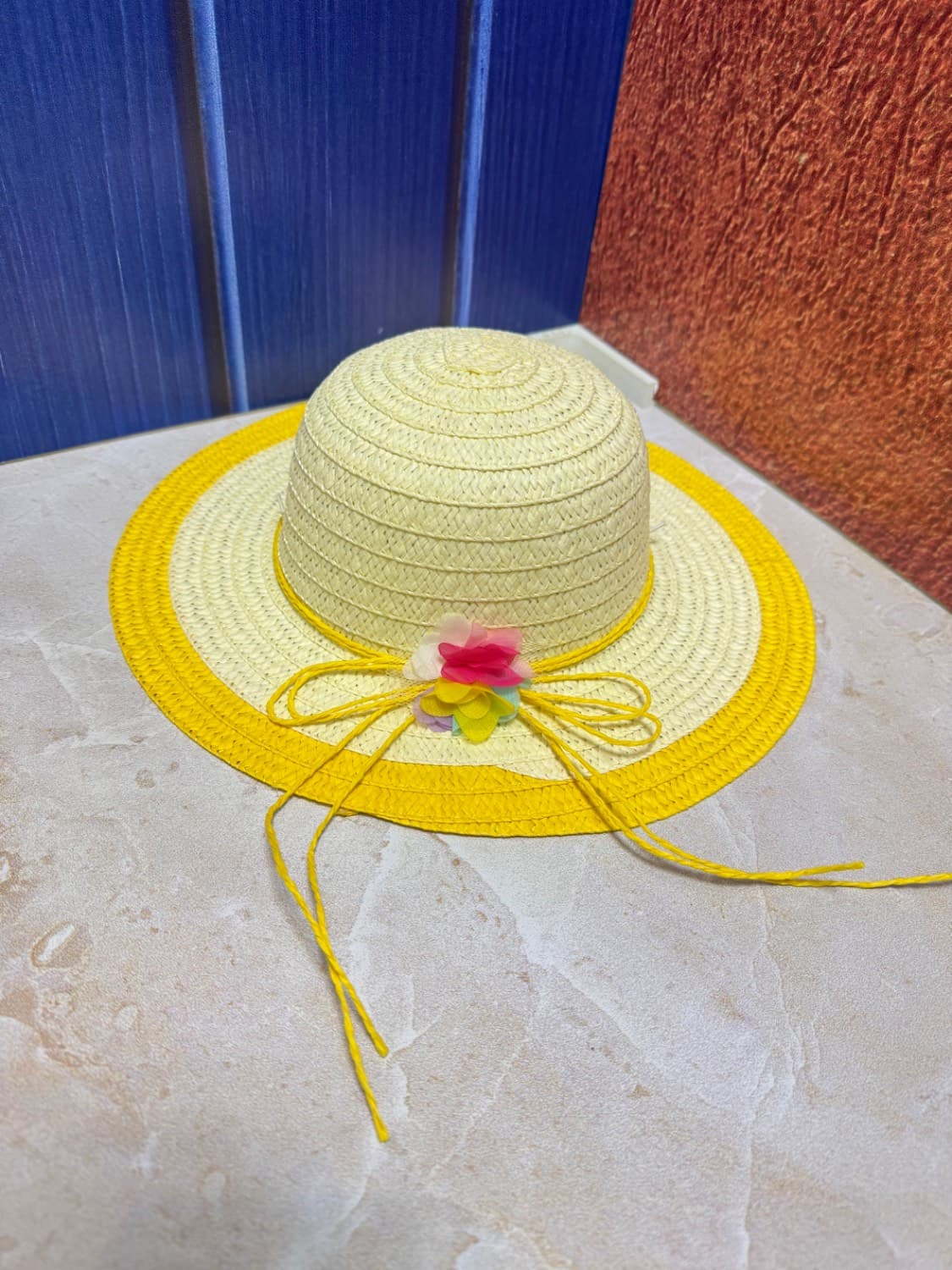 کلاه حصیری ساحلی دخترانه ساده حاشیه خردلی — تصویر ۲