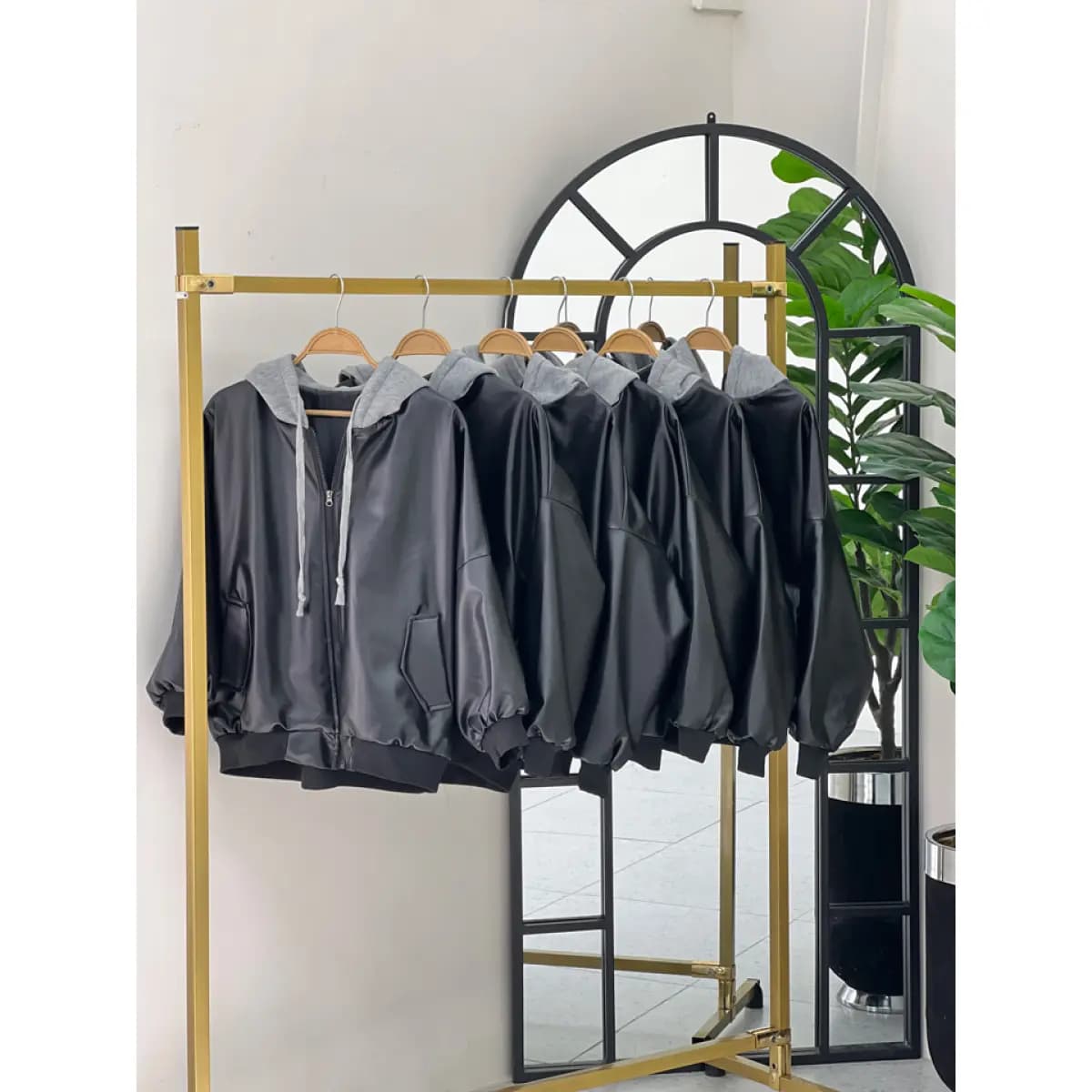 کاپشن چرم دخترانه کوتاه با طراحی اسپرت — تصویر ۴