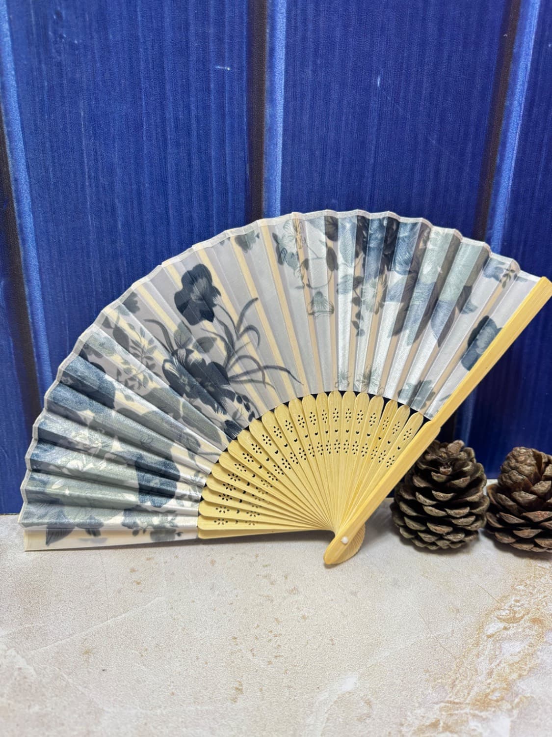 بادبزن دسته چوبی تاشو با گل های سبز طوسی — تصویر ۲