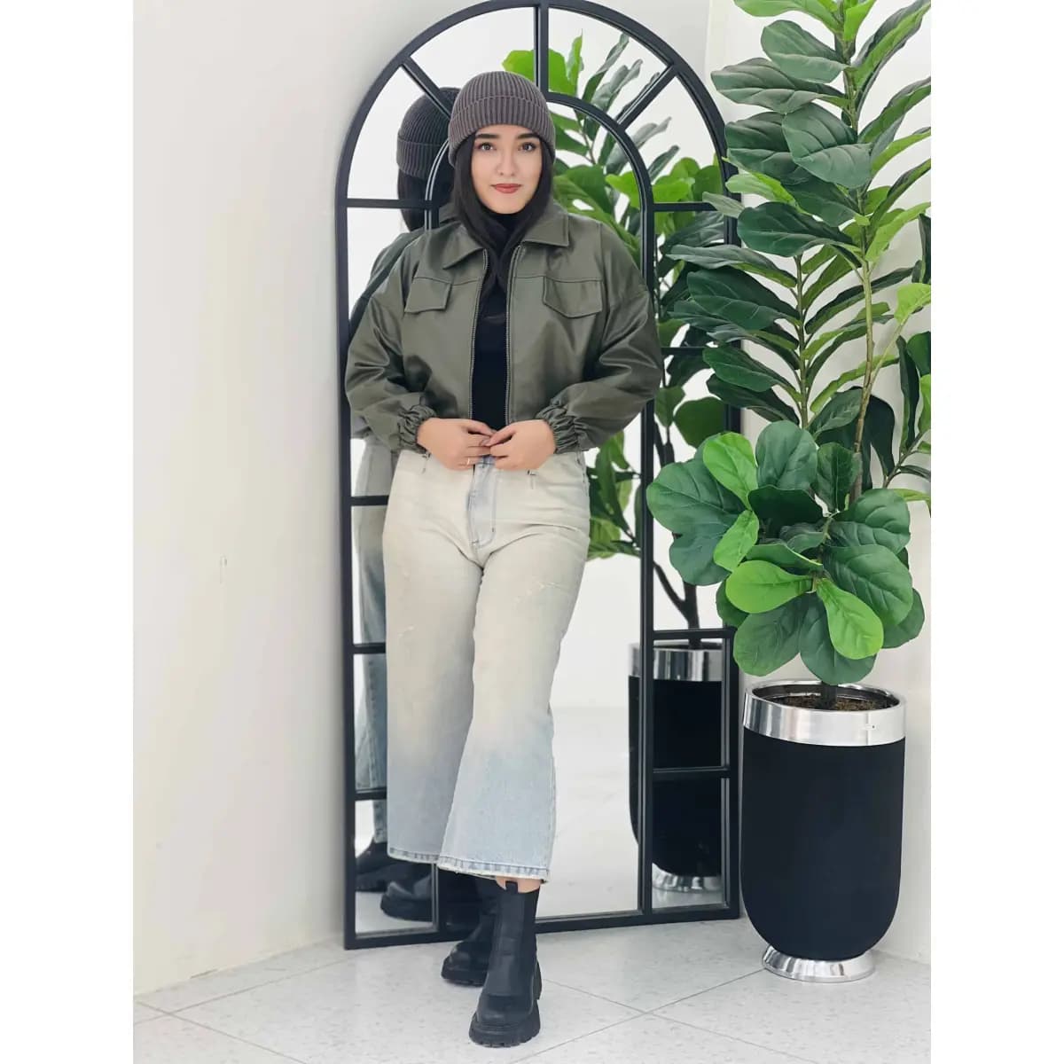 بامبر چرم زنانه با طراحی کلاسیک — تصویر ۲