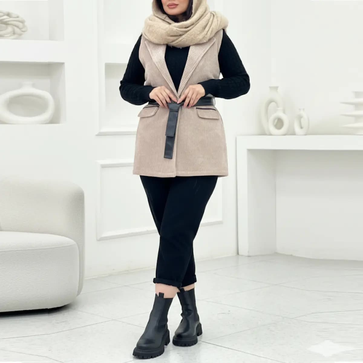 وست زنانه کرپ بژ کمربنددار با طراحی مینیمال