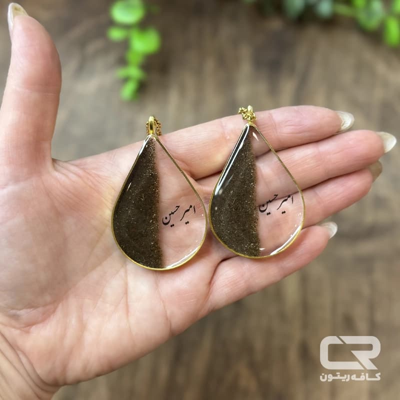 گردنبند رزینی خاک مزار طرح اشک با نوشته امیر حسین — تصویر ۲