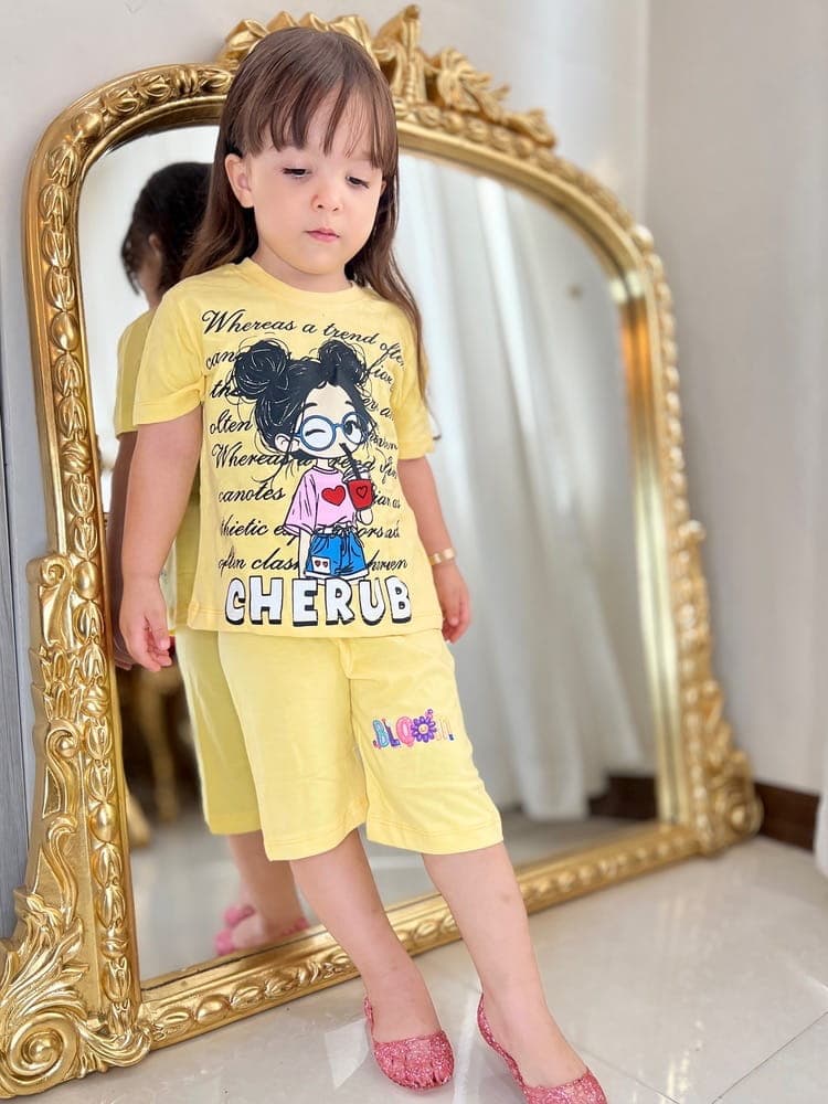 بلوز و شلوارک دخترک کیوت — تصویر ۲