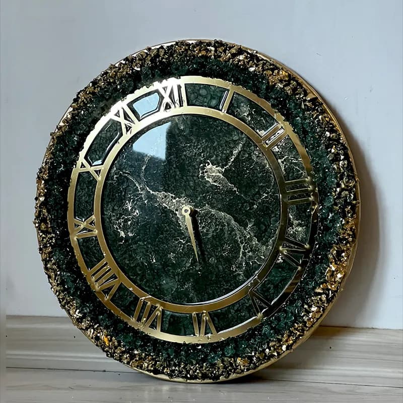 ساعت دیواری رزینی تم شب — تصویر ۴