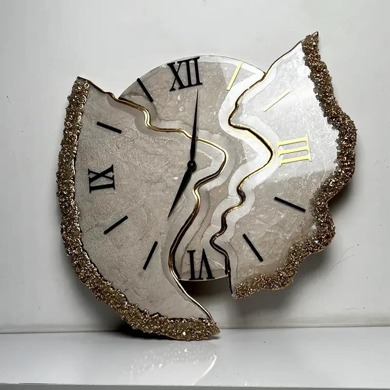 ساعت دیواری با دورچین کریستال رنگ قهوه ای