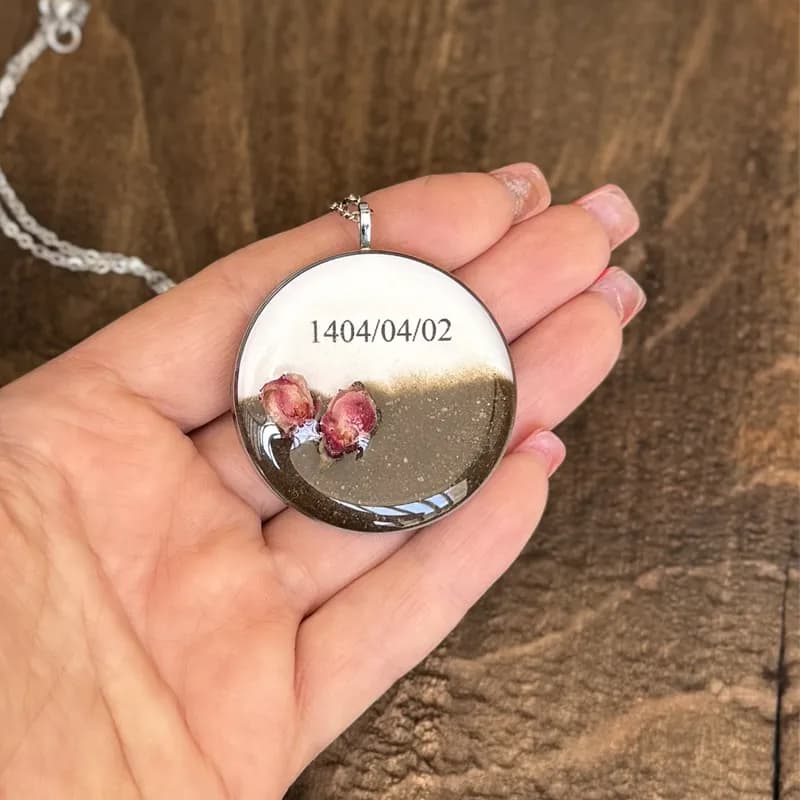 گردنبند یادبود خاک عزیز گل با خشک و تاریخ فوت — تصویر ۳