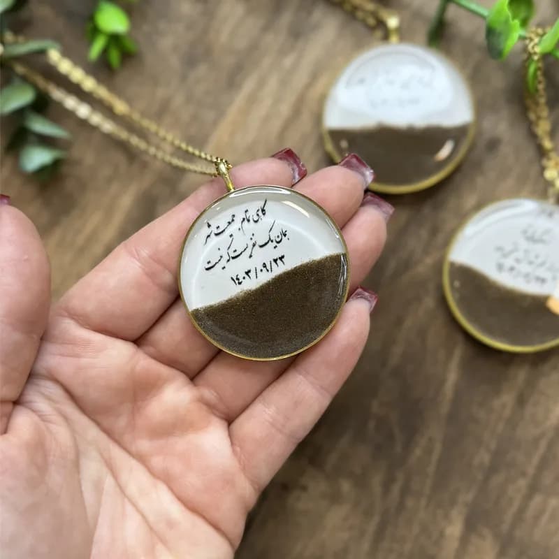 گردنبند رزینی یادبود با خاک عزیز — تصویر ۳
