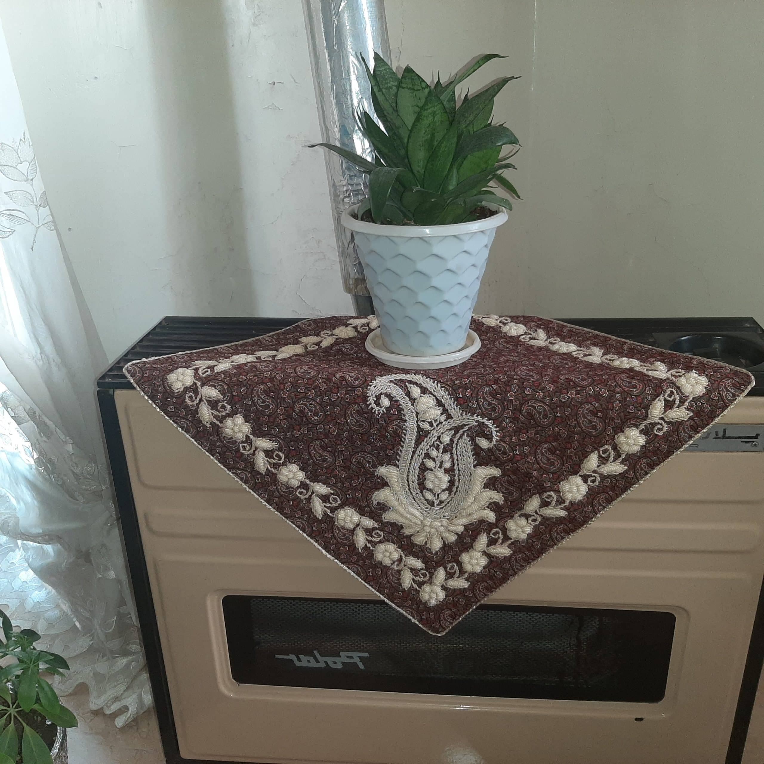 رومیزی ترمه ابریشم مروارید دوزی شده طرح نرگس سایز 50*50