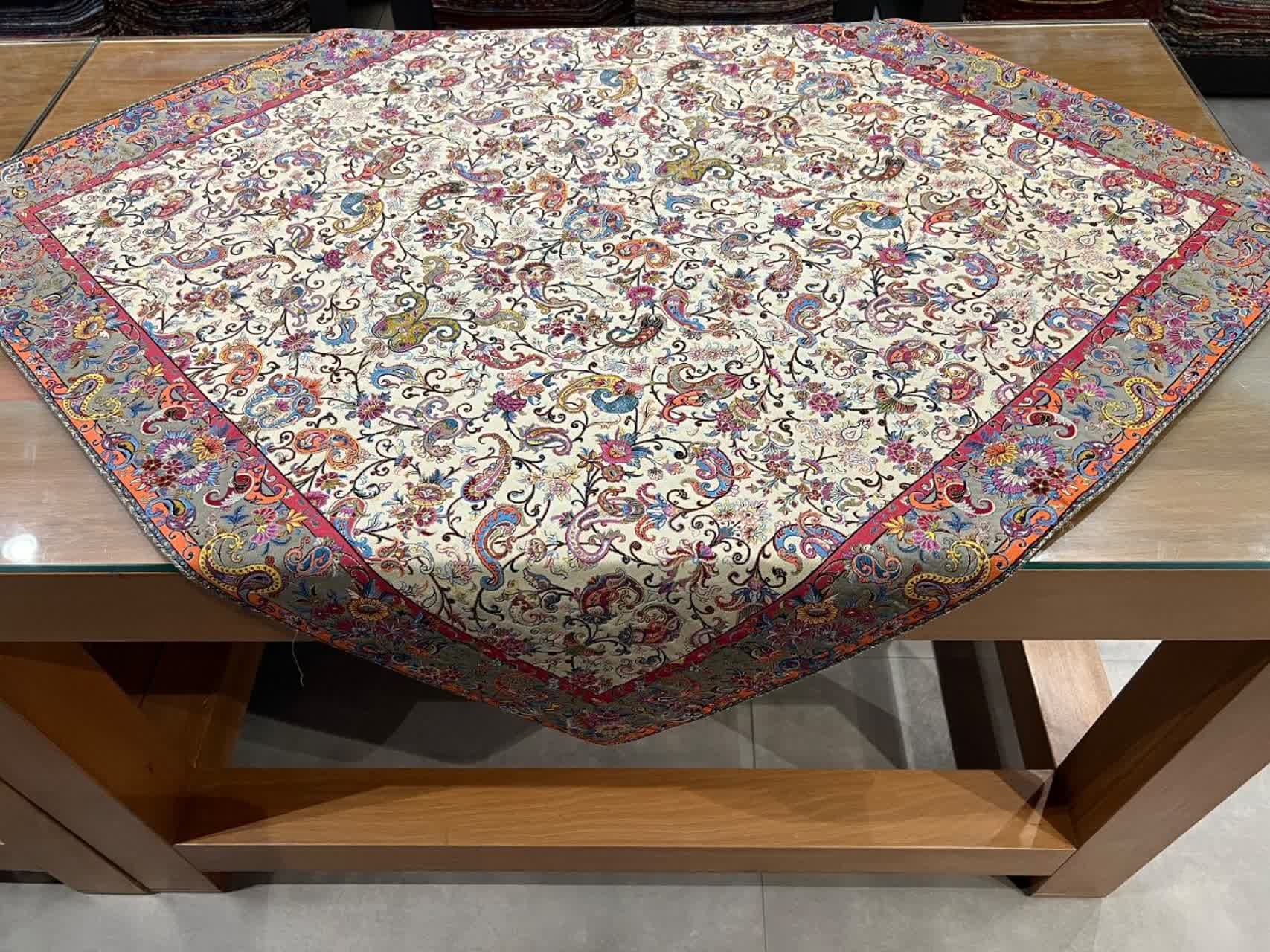 رومیزی ترمه ابریشم طرح کتایون کد 1
