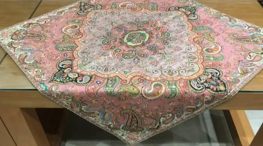 رومیزی ترمه جنس ابریشم طرح سلاطین کد 4 — تصویر ۲