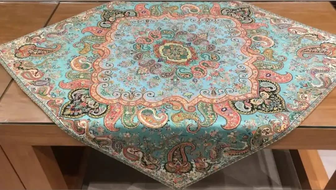 رومیزی ترمه جنس ابریشم طرح سلاطین سایز 1*1 کد 2 — تصویر ۴