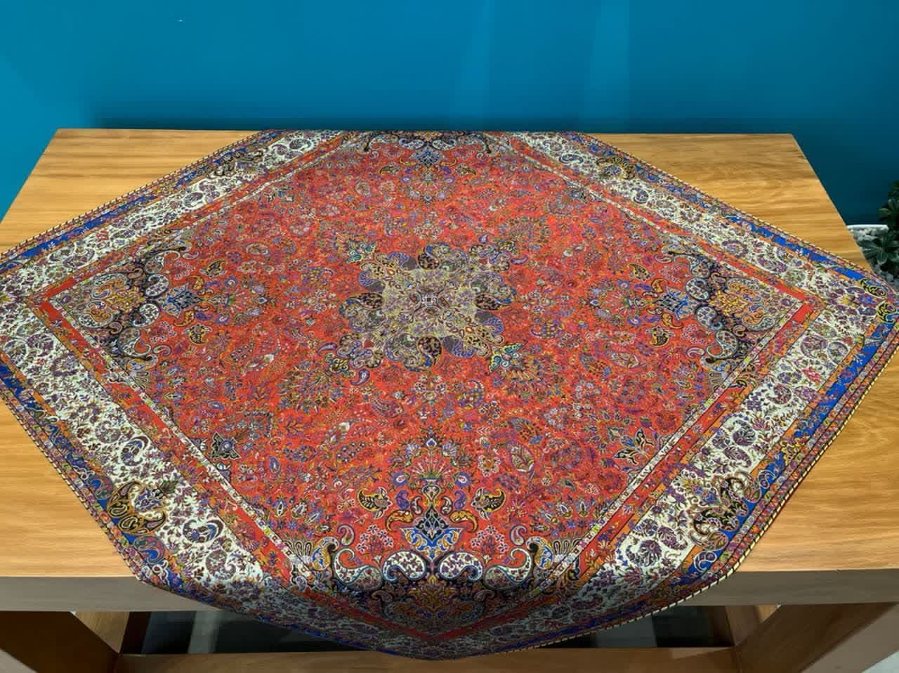رومیزی ترمه ابریشم طرح سپهر 1*1 کد 5