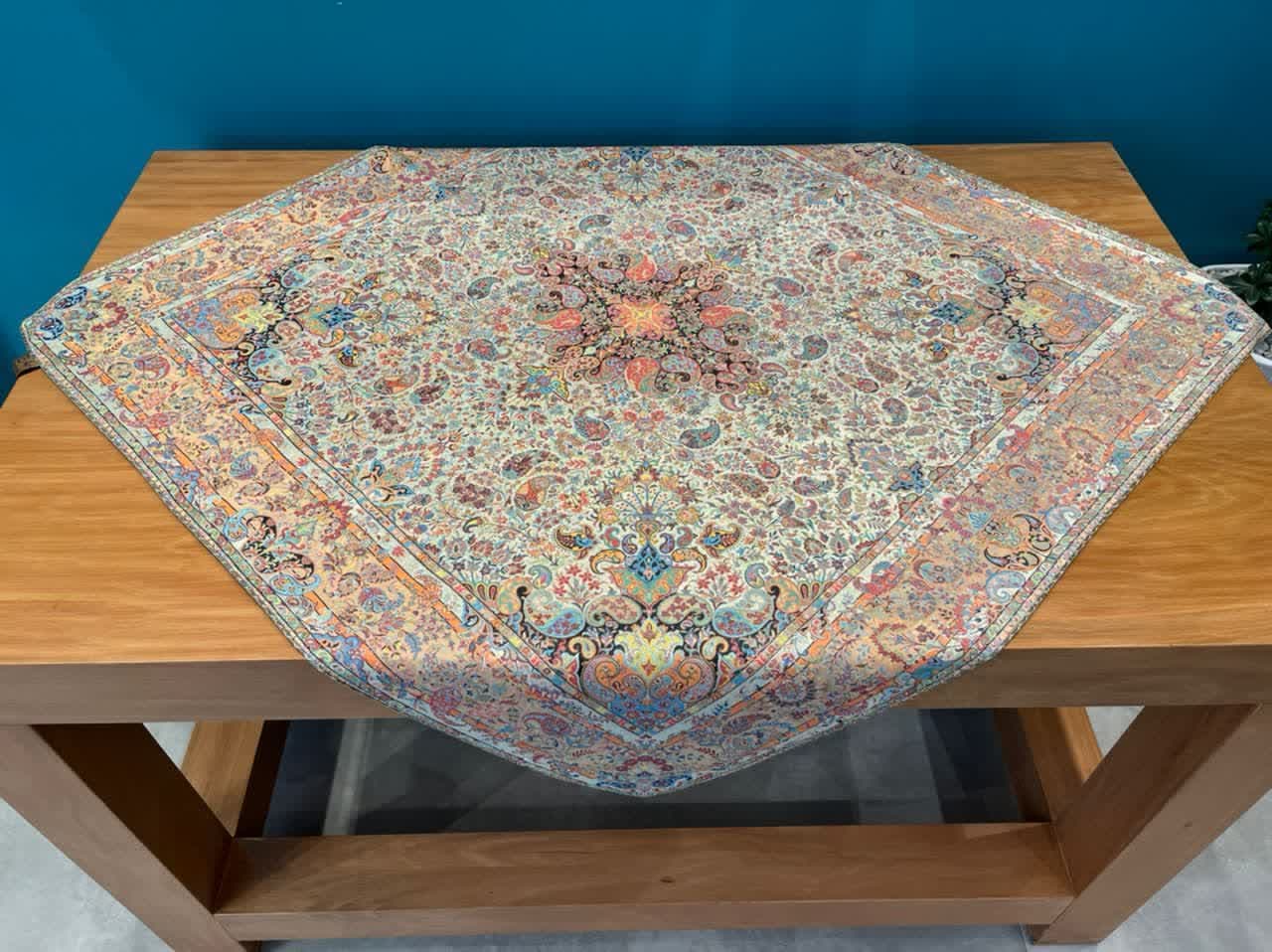 رومیزی ترمه ابریشم طرح سپهر 1*1 کد 2